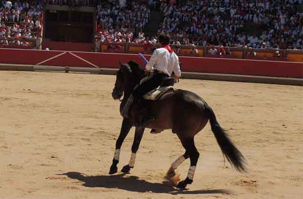 Rejoneo a caballo - Paseíllo de los rejoneadores.