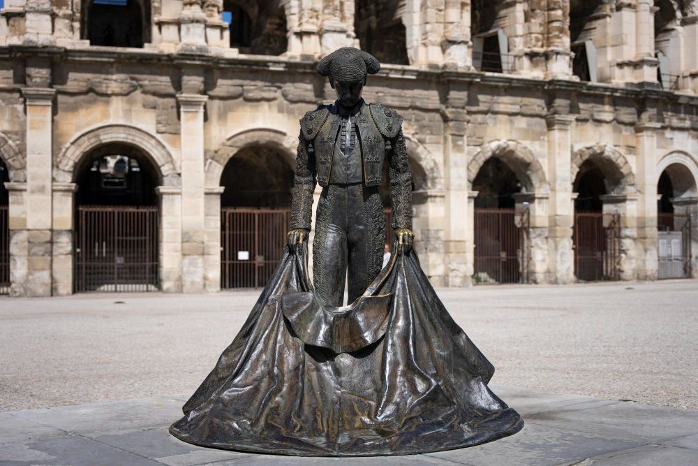 Estatua frente arena nimes - Vwalakte-tauromaquia